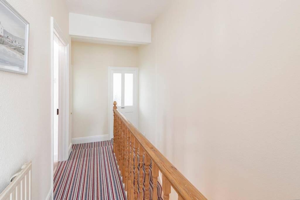 Spacious House - 2 Double Rooms - Street Parking - Garden บาธ ภายนอก รูปภาพ